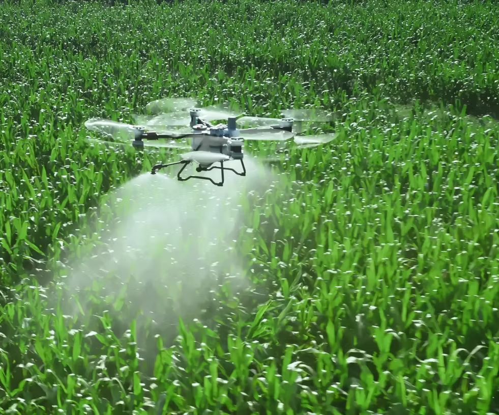 Drone pulverizando lavoura de soja fechada, penetração no baixeiro da planta
