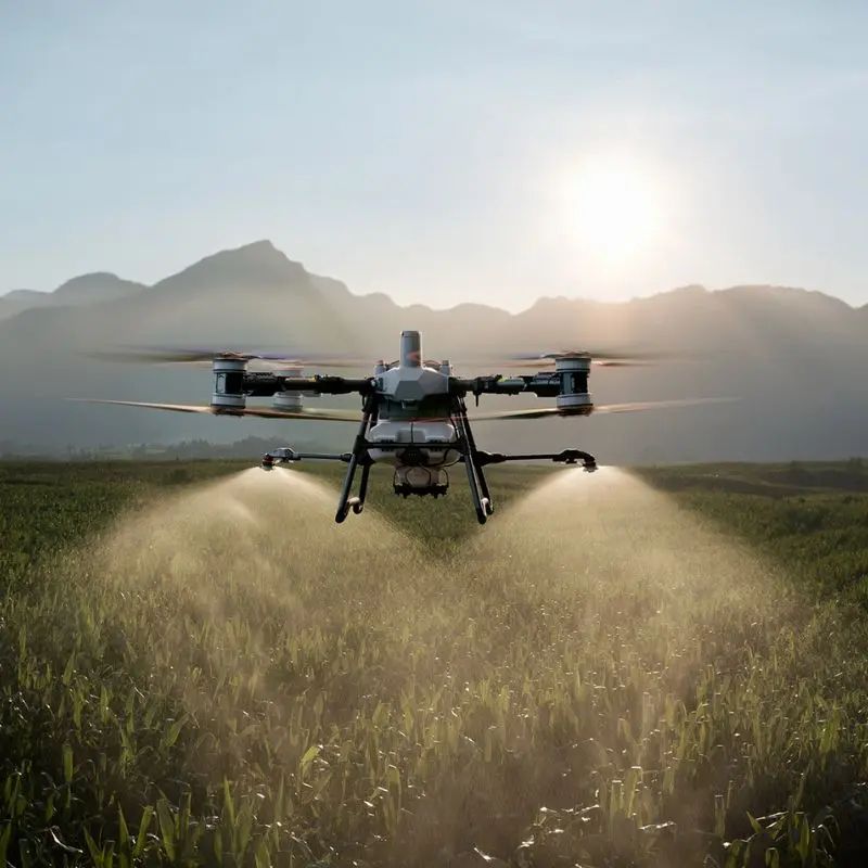 Drone agrícola DJI Agras pulverizando lavoura de soja em Mato Grosso